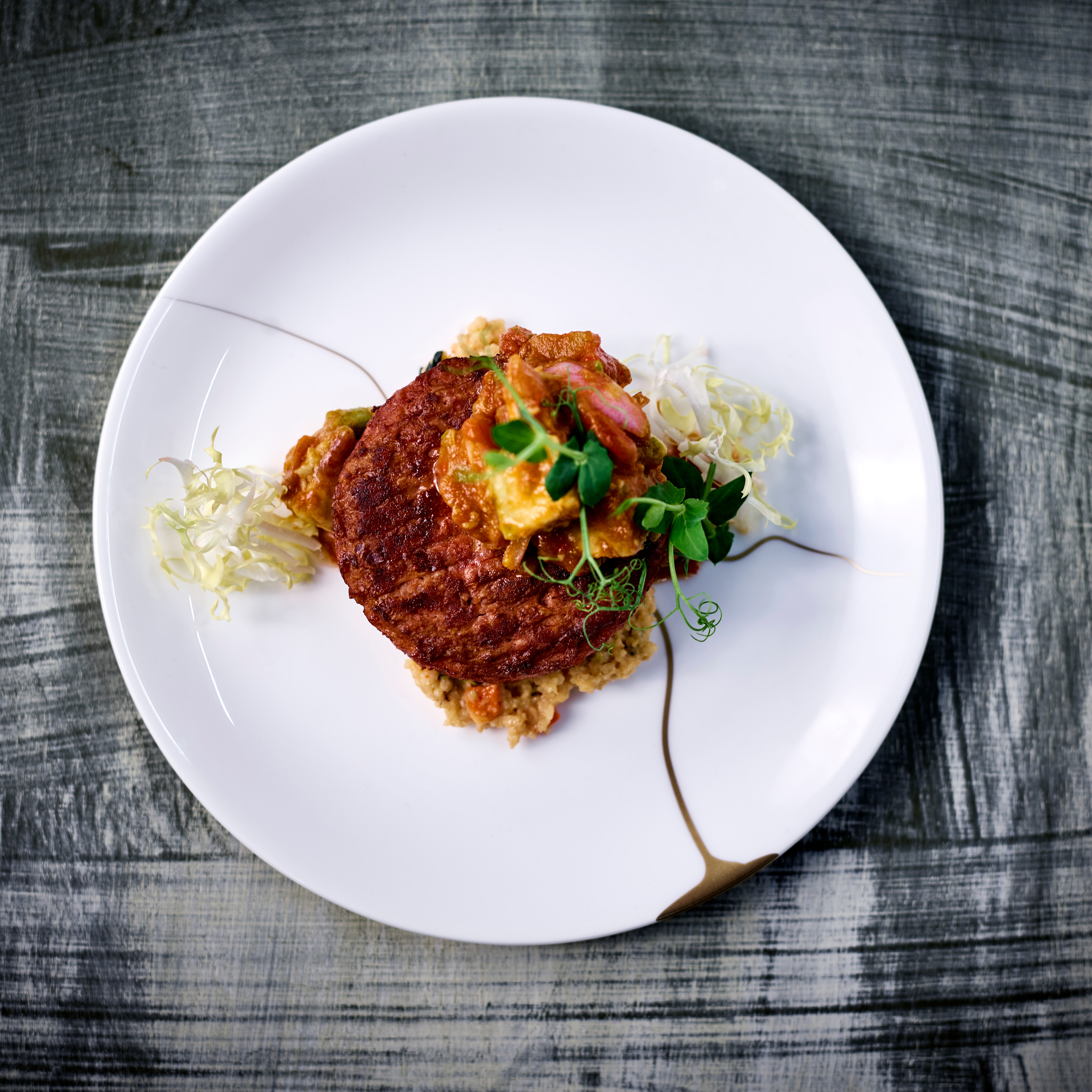 Avocado -Tomaten Salsa / Spicy Cous Cous Salat / Raw Burger